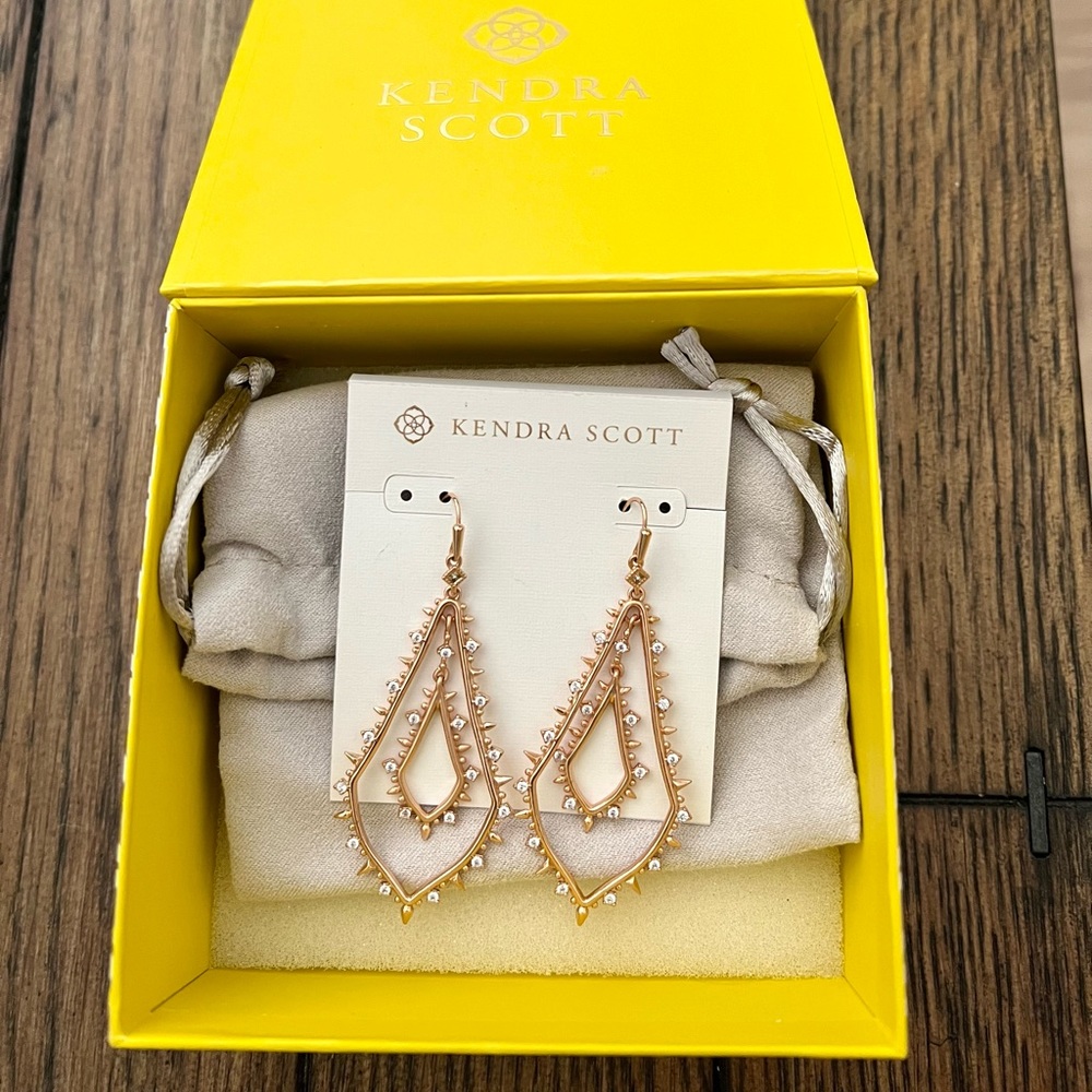 ✨KENDRA SCOTT Rose gold drop earrings with crystals (NEW without tags)